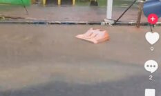 Viral di TikTok, Pembatas Jalan di Sumenep Pilih Hanyut: Warga Bertanya, Dishub ke Mana?